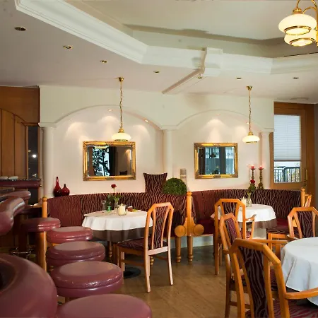 מלון Stadthotel Eggerbraeu