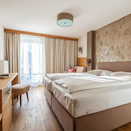 Stadthotel Eggerbraeu מלון