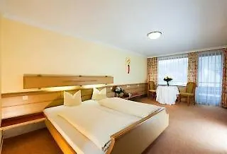 Stadthotel Eggerbraeu فندق
